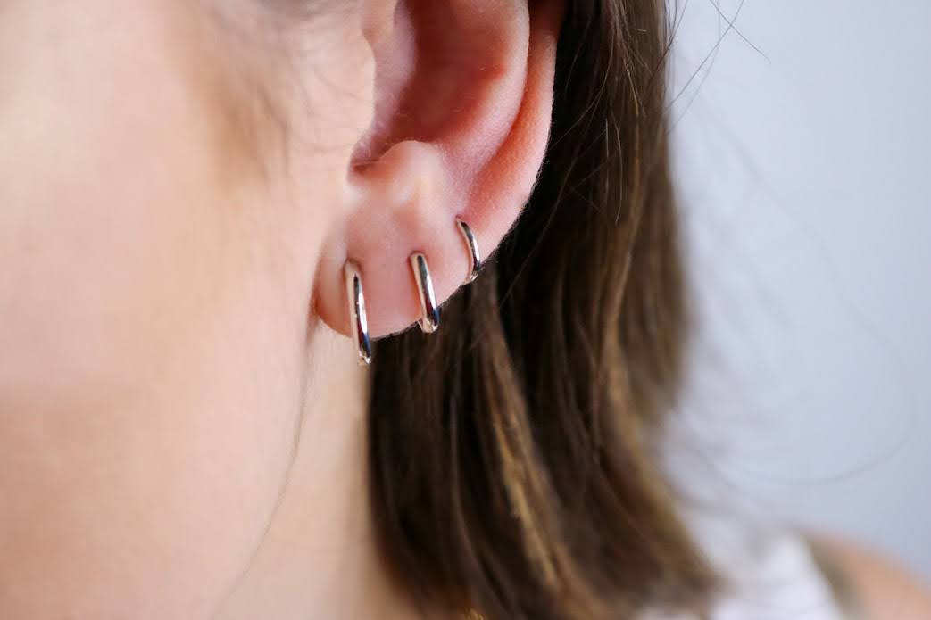 14K White Gold Polished Huggie Hoops